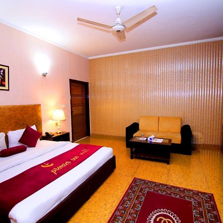 Premier Inn Mall Lahore Buitenkant foto