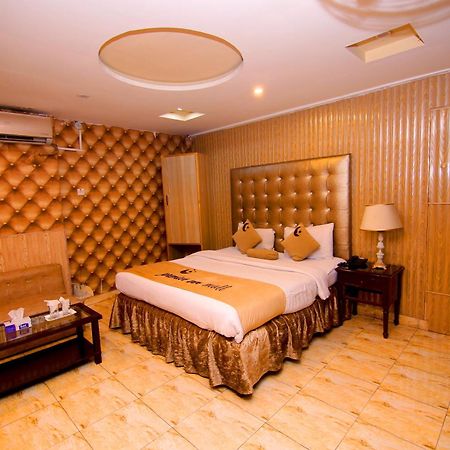 Premier Inn Mall Lahore Buitenkant foto