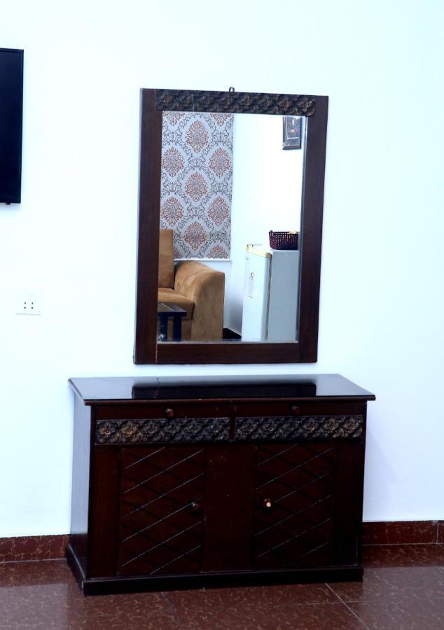 Premier Inn Mall Lahore Buitenkant foto