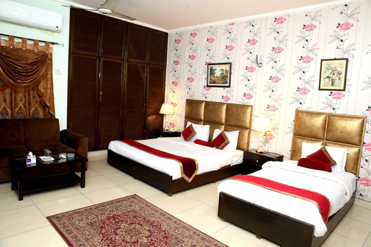 Premier Inn Mall Lahore Buitenkant foto