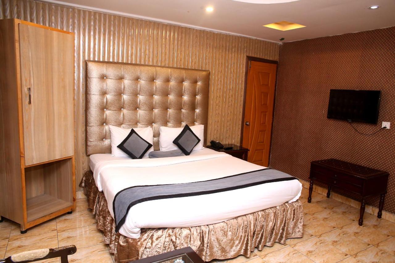 Premier Inn Mall Lahore Buitenkant foto