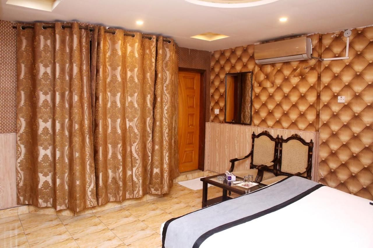 Premier Inn Mall Lahore Buitenkant foto