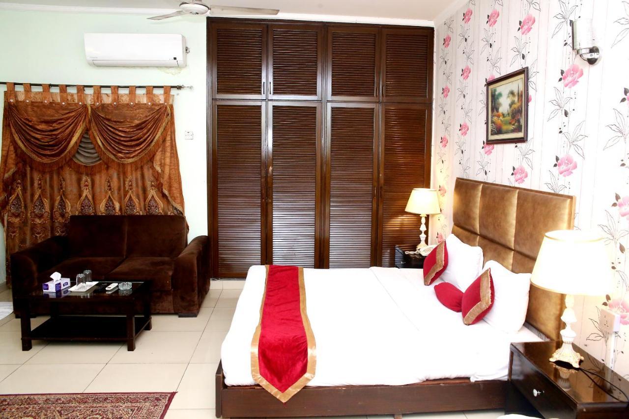 Premier Inn Mall Lahore Buitenkant foto