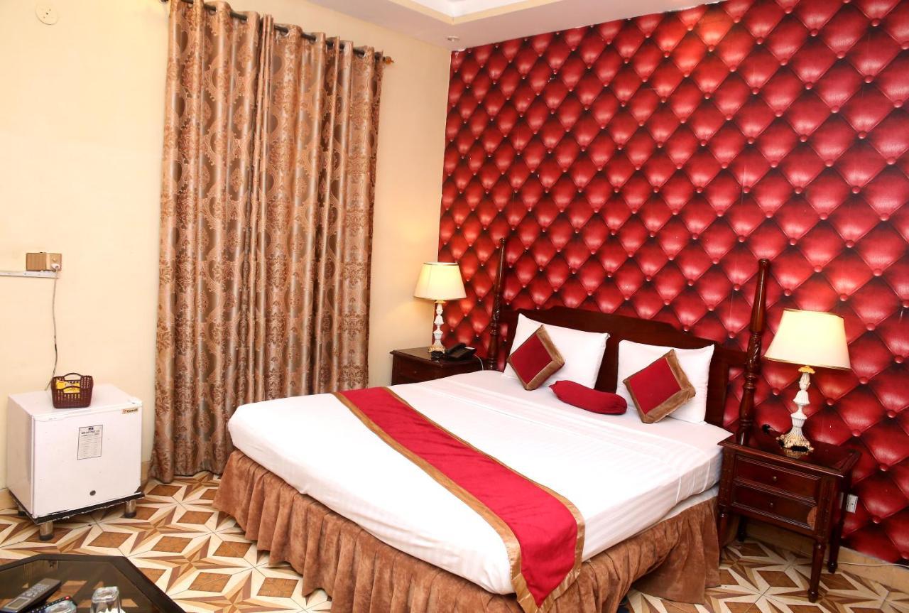 Premier Inn Mall Lahore Buitenkant foto