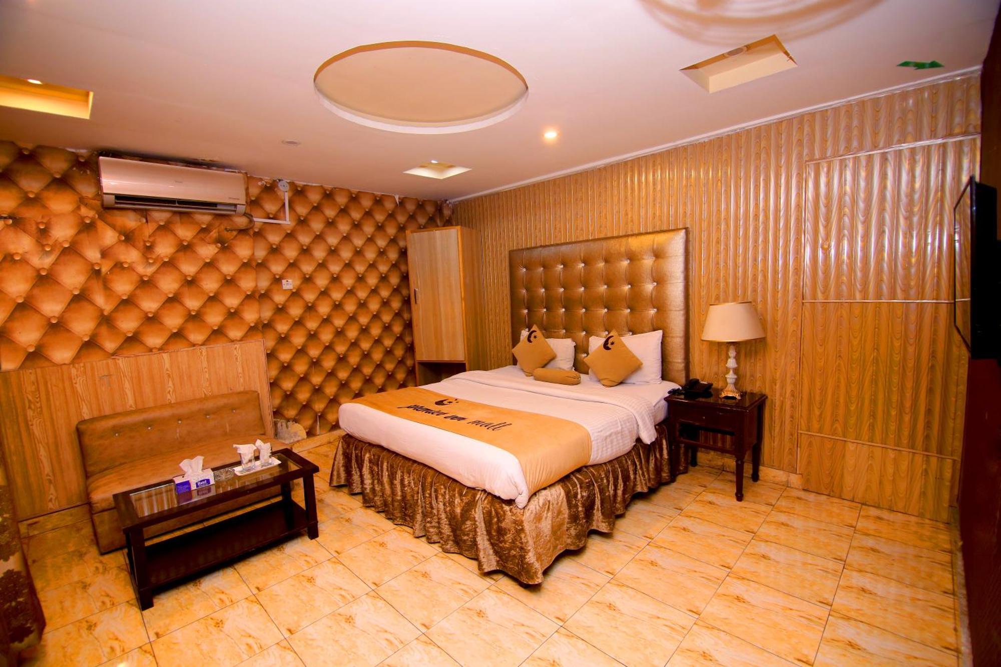 Premier Inn Mall Lahore Buitenkant foto