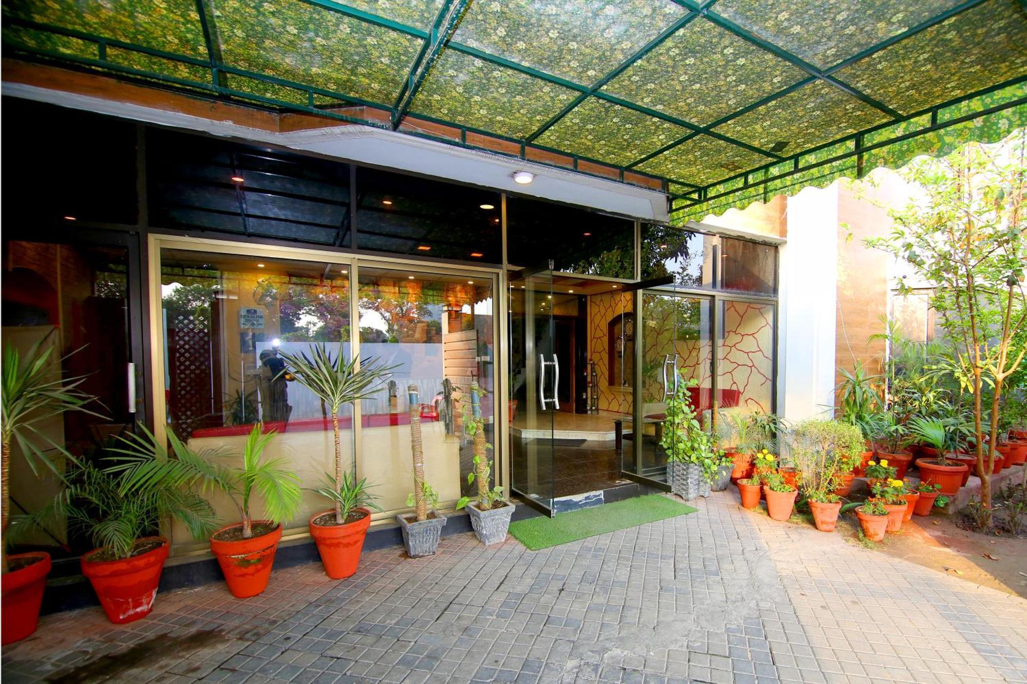 Premier Inn Mall Lahore Buitenkant foto